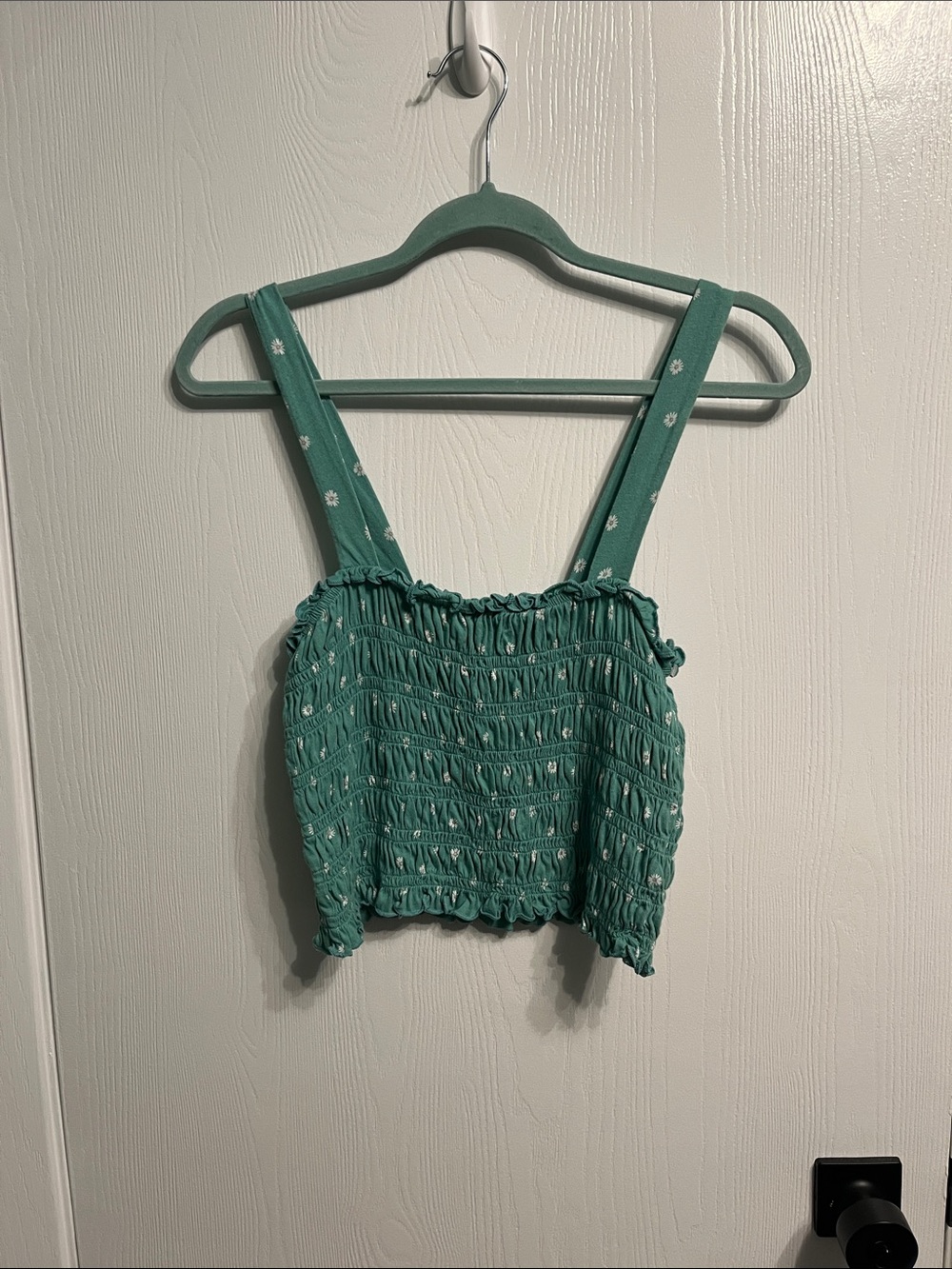Women’s stretchy 60% cotton crop top with a beautiful floral design! Size M!